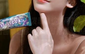 Feilin嗲囡囡 – 发现林煊煊网袜写真魅力：原图图集让你沉浸在时尚潮流中！.txt