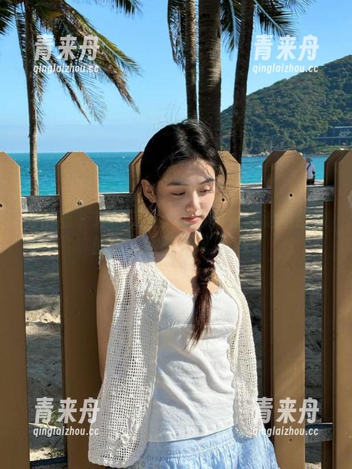 微密圈 - 精选美图：MIYA在泳池中绽放的迷人比基尼风采.txt