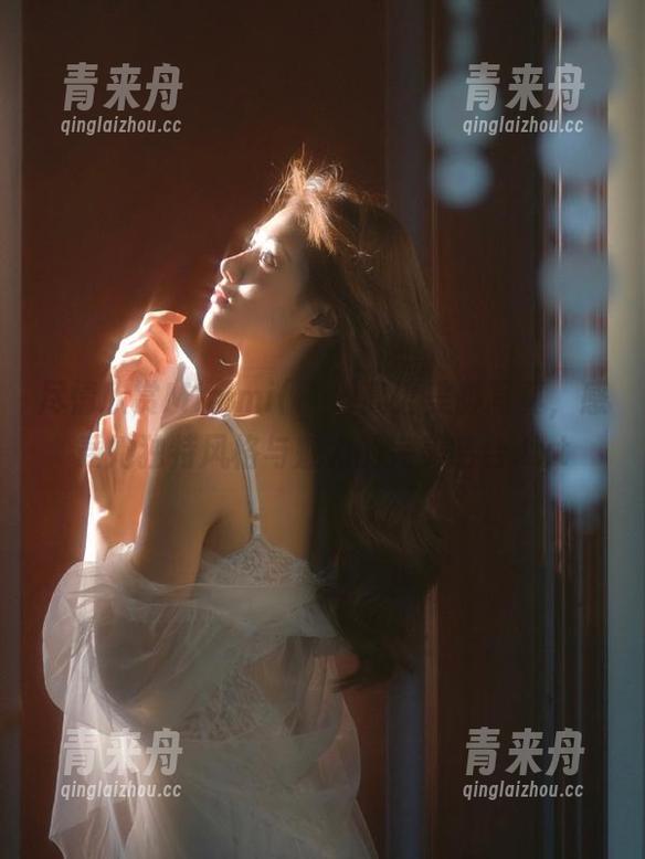 尽情欣赏Mimmi(밈미)高清美脚写真，感受她独特风格与魅力的完美结合.txt