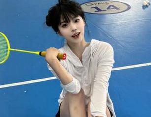 时尚与艺术的交融：MissWarmJ灰丝与热门cos资源的完美融合.txt