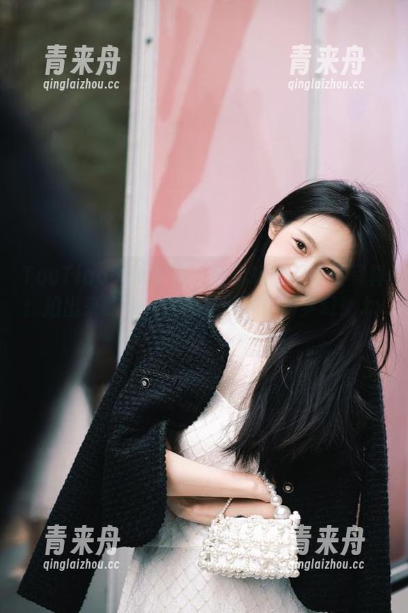 TouTiao头条女神 - 全套杨曼妮少女写真：拍出来的每一张都是现实中的梦幻！.txt