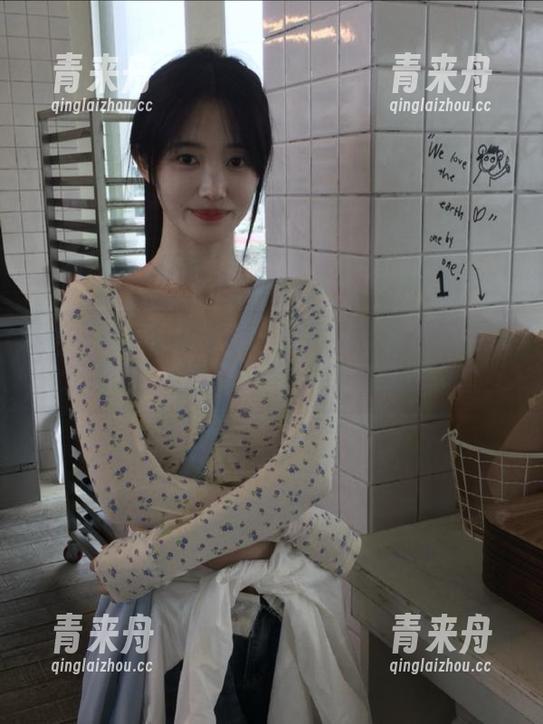 TouTiao头条女神-艾小青 TouTiao头条女神 - 探索艾小青的妹妹高清写真,感受每一帧的别样美丽.txt