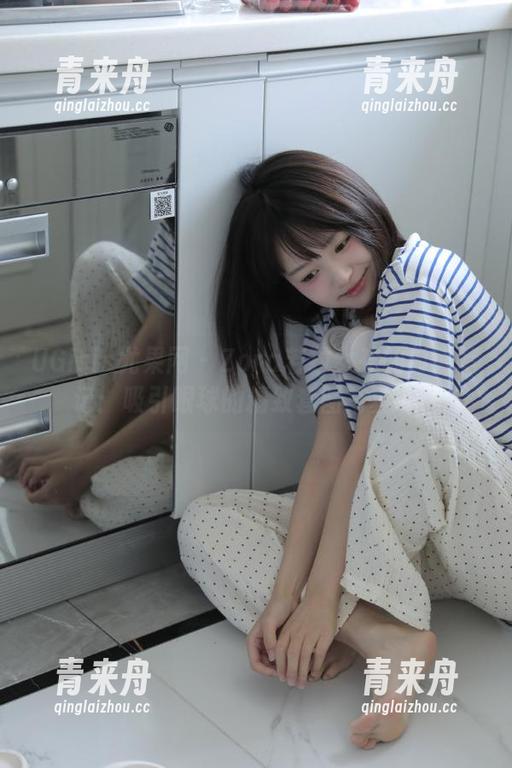 UGirls尤果网 - Zora若拉女孩的时尚笔记：吸引眼球的精致套图写真.txt