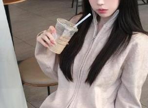 UGirls尤果网 – 通过穆菲菲的镜头，欣赏死库水里的迷人美图与令人心动的套图.txt
