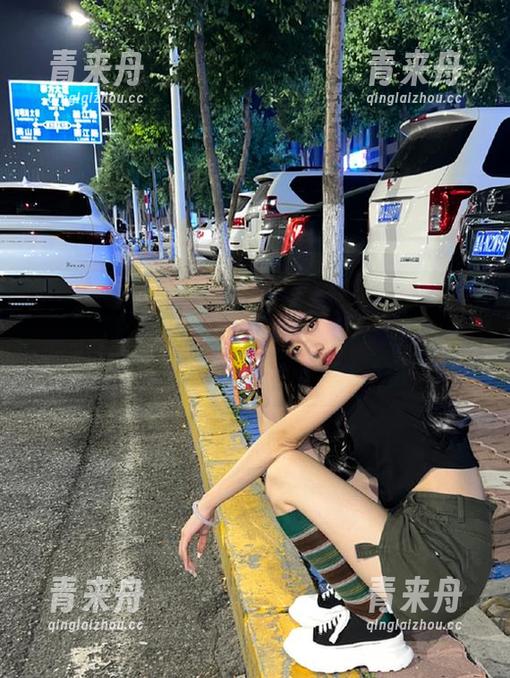 UGirls尤果网 - 芊小童黑丝写真，每一张都值得珍藏，网盘下载助你拥抱独特魅力！.txt