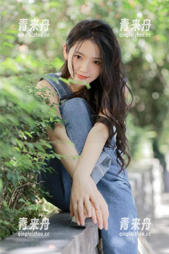 UGirls尤果网 - 跟随黛蓓琪走进圣诞梦境，分享她独特的作品集旅程！.txt