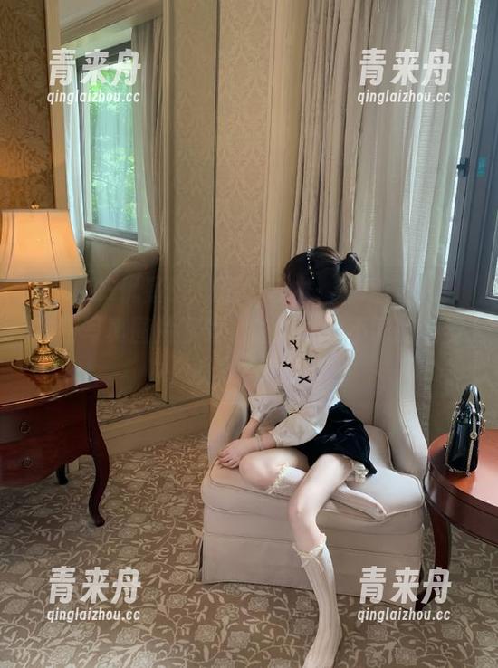 UXING优星馆 - 透明艺术，Yo酱呈现：独特写真图片下载，让你体验不同的视觉盛宴。.txt