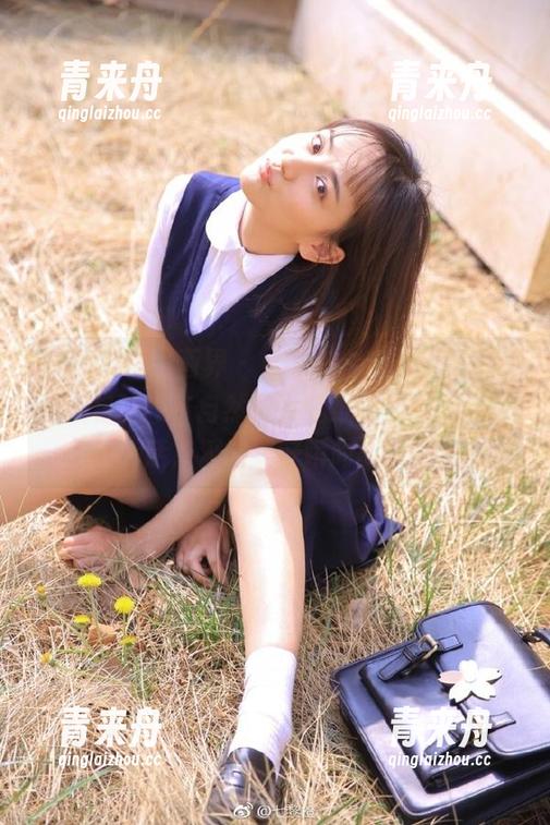 XIAOYU语画界 - 周于希Sandy居家写真：将优雅与自然融入壁纸设计，记录生活点滴的美好瞬间.txt