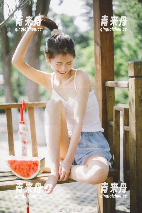 Xiuren秀人网 - Jennifer小若带来的透明视觉盛宴：免费下载她的写真作品，感受无限魅力.txt