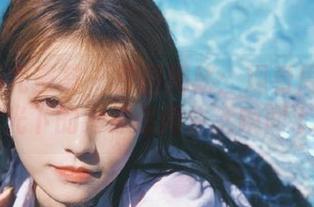 YouMi尤蜜荟 – 原图揭秘：观看周妍希在阳光下的海边悠闲生活瞬间.txt