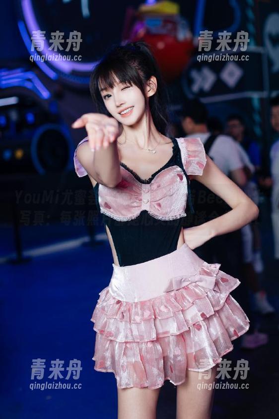 YouMi尤蜜荟-宋梓诺Bee YouMi尤蜜荟 - 流连于宋梓诺Bee的奶牛写真:每张照片都是心灵的静谧合集.txt