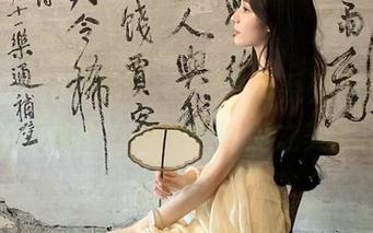 asagiriai(爱ちゃん)吊带系列照片，带你领略令人惊艳的时尚之美.txt
