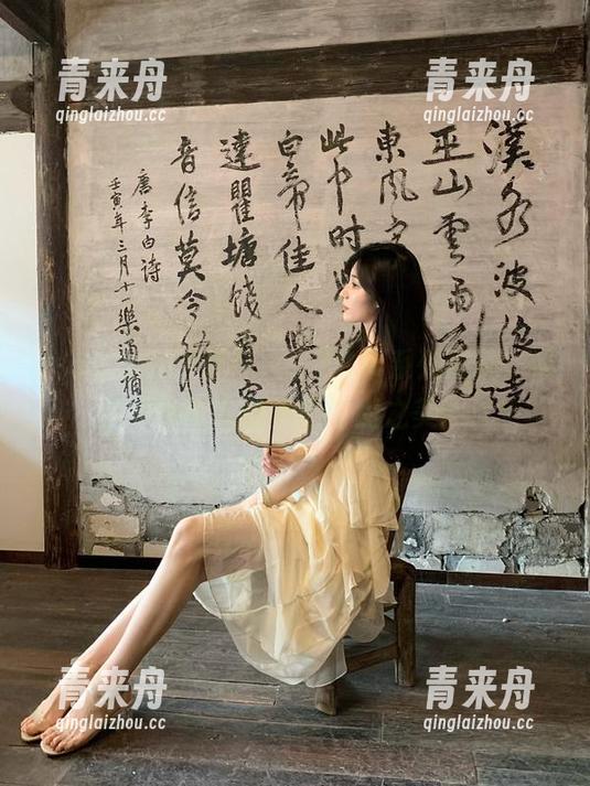 asagiriai(爱ちゃん)吊带系列照片，带你领略令人惊艳的时尚之美.txt