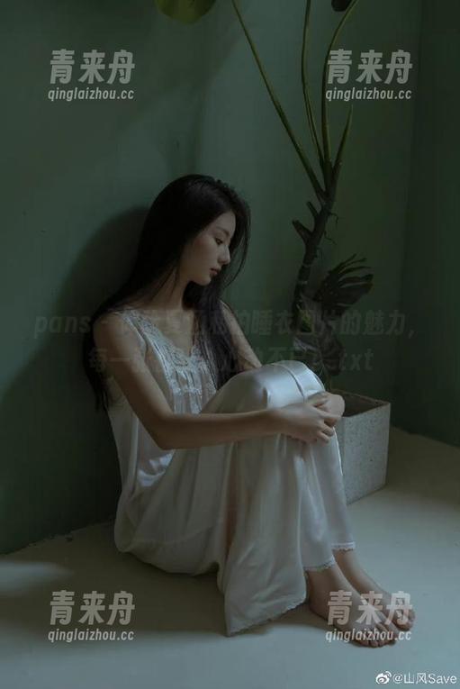 pans - 体验夏涵私拍睡衣图片的魅力，每一张都让人心动不已！.txt