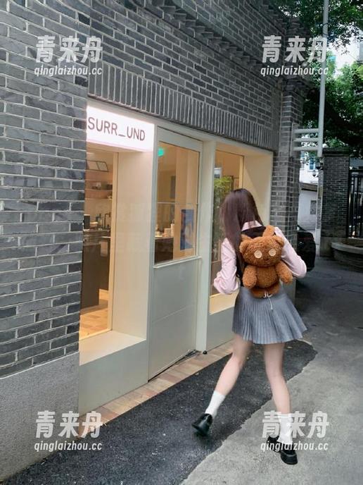 pans - 欣赏狐狸的创作，粉色写真如梦如幻，照片里藏着她对生活的无尽热爱.txt