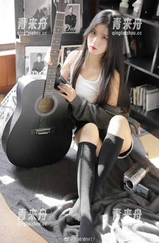 pans - 在线展示雨涵的女友写真合集，感受每一张照片的情感波动.txt