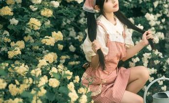感受rua阮阮的课间阳光，分享她的红色校服艾特作品中闪耀的青春气息.txt
