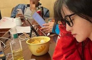 尽享yui金鱼灰丝写真套图，免费下载，感受她在镜头前的迷人瞬间！.txt