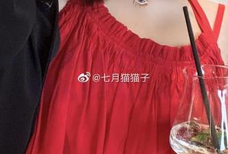 七月喵子的无圣光婚纱套图，带你走入优雅婚礼的梦幻之旅.txt