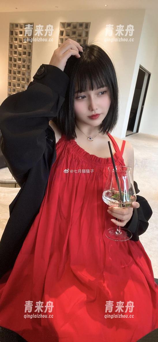 七月喵子 七月喵子的无圣光婚纱套图,带你走入优雅婚礼的梦幻之旅.txt
