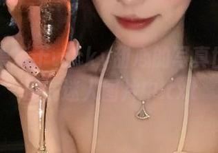丽柜 – 漫步于vicky甜心的写真世界，沉浸在迷人图片中.txt