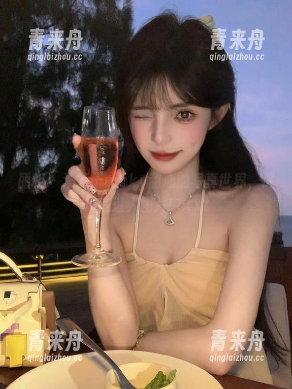 丽柜 - 漫步于vicky甜心的写真世界，沉浸在迷人图片中.txt