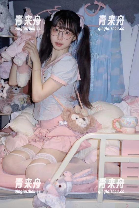 丽柜-小七 丽柜 - 与小七一起探索裸足之美:定制写真,唤醒你的感官.txt