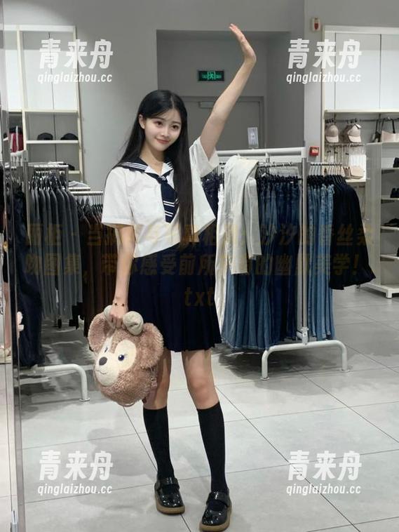 丽柜-汐汐 丽柜 - 当搞笑与写真相遇:汐汐的香丝柔吻图集,带你感受前所未有的幽默美学!.txt