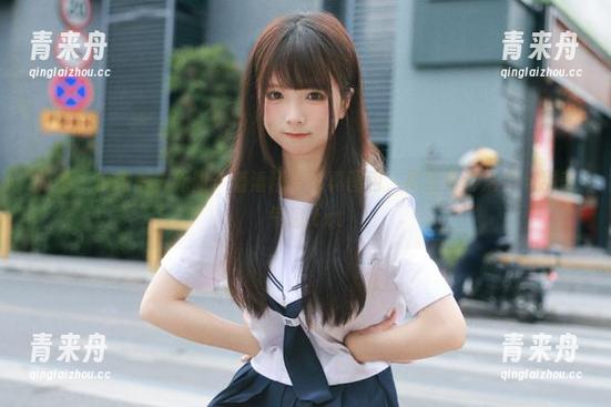丽柜 - 校服魅力无限：潘潘精美写真图包，尽显青春活力与甜美气息.txt