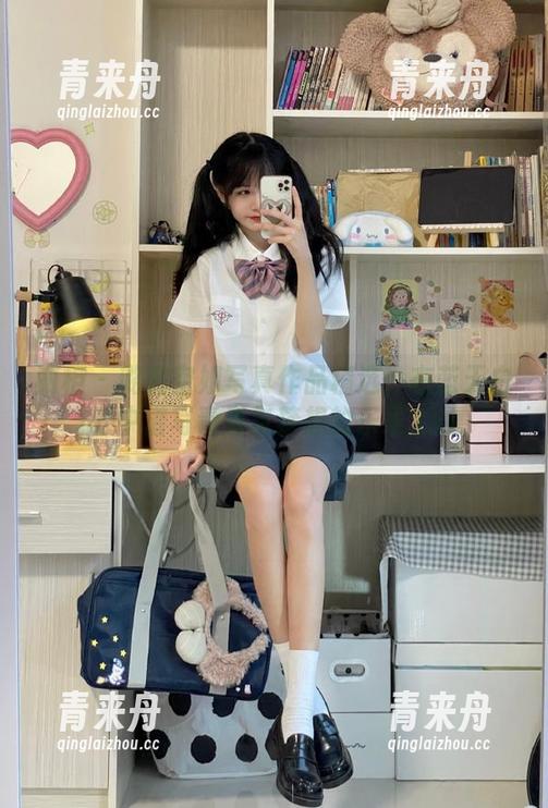 丽柜-璐璐 丽柜 - 璐璐空姐写真作品精选:在蓝天白云中谱写青春与梦想的乐章.txt