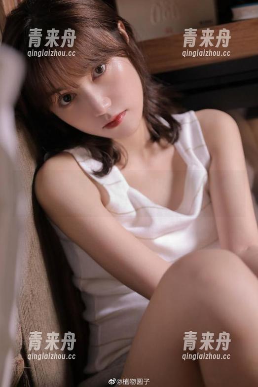 乔依丝 乔依丝高清写真:办公室OL的优雅与自信尽在其中.txt
