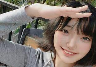 观看云溪溪奶桃的精致美脚图包，感受时尚与美丽的完美融合！.txt