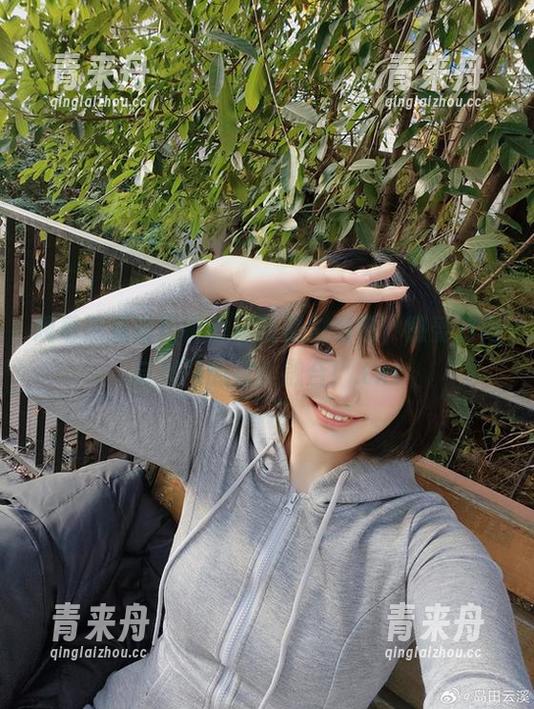 云溪溪奶桃 观看云溪溪奶桃的精致美脚图包,感受时尚与美丽的完美融合!.txt