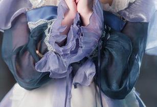 独特的仙女月白裙写真，高清在线呈现，感受每个优雅瞬间！.txt