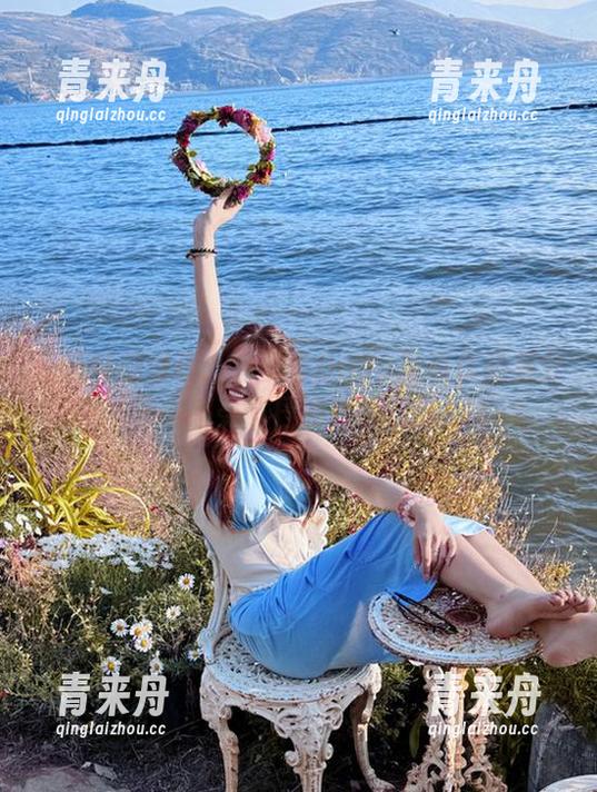 余多多Dudu 圣诞特别呈现:余多多Dudu写真作品集分享,带你感受节日的温暖与时尚.txt