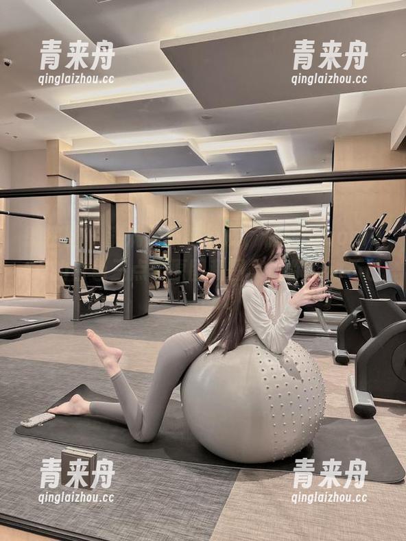 俏妞qiaoniu66 微密圈 - 满满清新与俏皮,俏妞qiaoniu66的白色三点式原图和图集让你心动不已!.txt