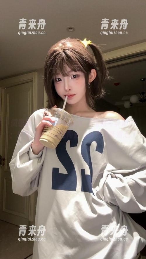 微密圈 - 俏妞qiaoniuTT空姐写真精选：轻盈飞舞中的时尚魅力与灵动妩媚.txt