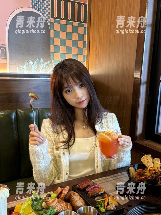 克拉女神 - 每一处风景都有故事，妮子的旅拍美图写真等你欣赏.txt