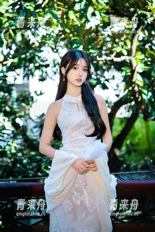 克拉女神-孟君 克拉女神 - 跟随孟君的私房美图:发现裤里丝下隐藏的那些笑点!.txt