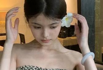 克拉女神 – 盈盈自拍无圣光：每一张图片都讲述她的故事，让你感受她不一样的生活态度.txt
