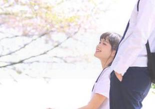 初夏女神 – 安妮浅装车模图集，让你免费观看她的美丽与灵动！.txt