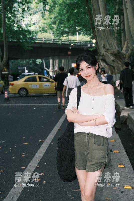 初夏女神 - 柒柒学妹的最新写真合集重磅推出，绝美画面不容错过，快来围观.txt