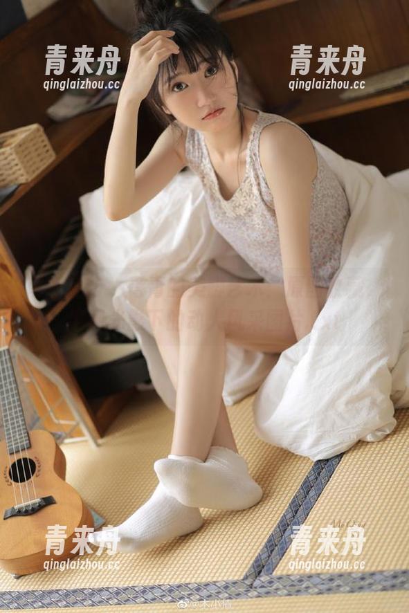 南国足艺-青青 南国足艺 - 青青的美脚艺术:原图收藏,展现光影下的动人风采图片.txt