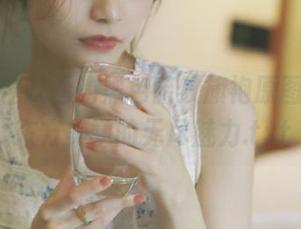 分享喵糖映画的黑色暗纹旗袍原图，感受东方美学的无尽魅力.txt