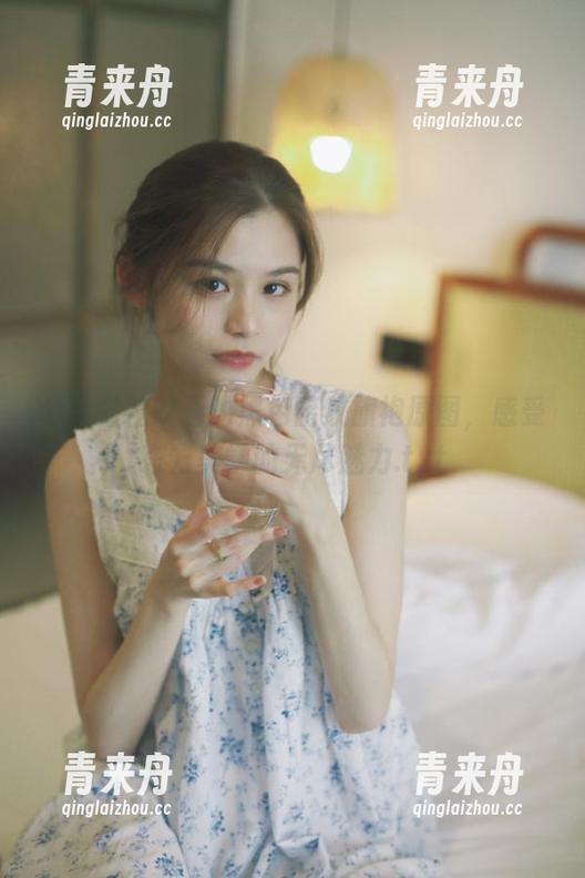 喵糖映画 分享喵糖映画的黑色暗纹旗袍原图,感受东方美学的无尽魅力.txt