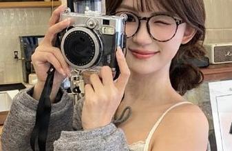 制服灰丝系列，全新喵糖映画套图资源，挑战你的审美极限.txt