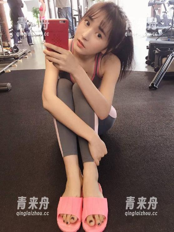 嗲囡囡-尤尤子 嗲囡囡 - 尤尤子白衬衫写真图集全套来袭,轻松打造你心目中的极简时尚风!.txt