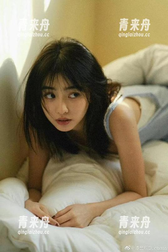 壹吻映画 - 无圣光摄影下，静静的职业装原图分享时刻.txt