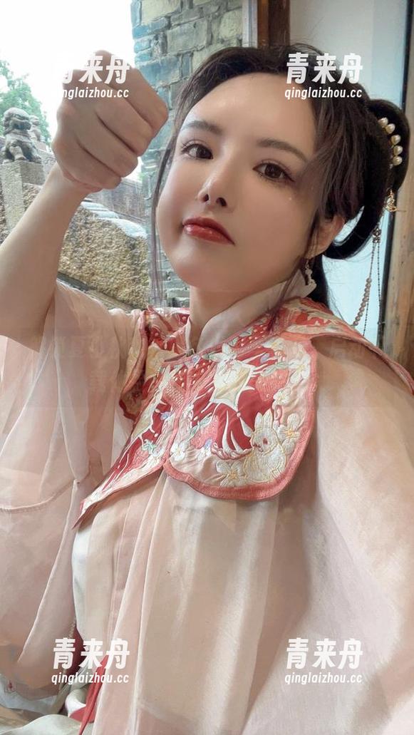 解锁夏小秋秋秋黑色衬衫写真集，启动下载体验前所未有的美！.txt