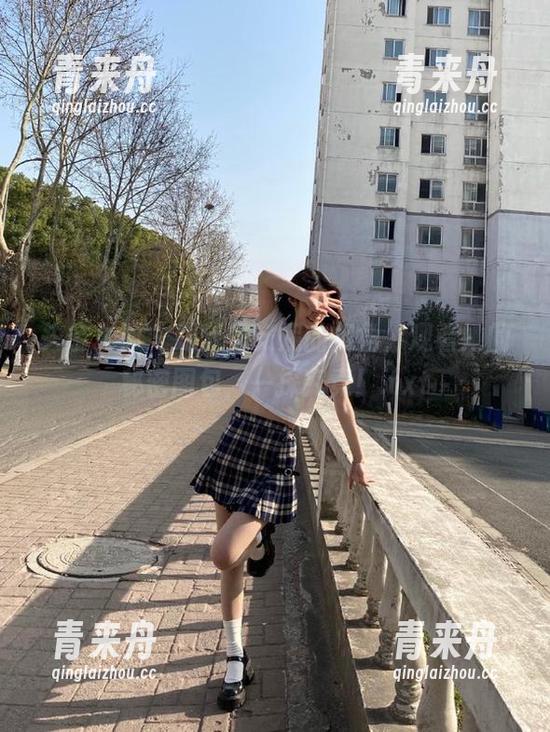 头条女神-樊安妮 头条女神 - 跟随樊安妮的视角,观看她的秘密图包,一探究竟!.txt